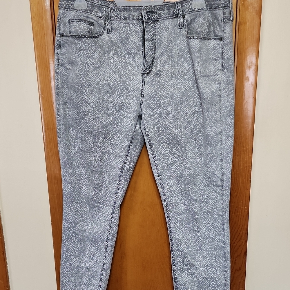 Universal Thread Gray Straight Leg Jeans with Distinctive Texture